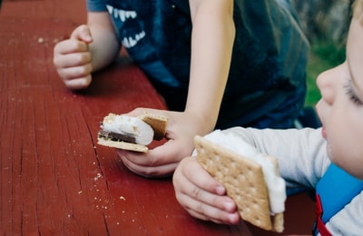 抱着饼干的幼儿